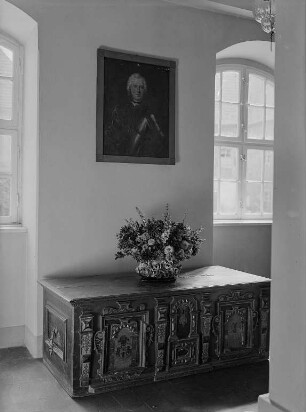 Reichstädt, Schloss, Inneres, Vorraum mit Truhe