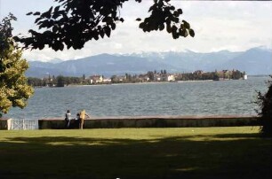 Bad Schachen: Blick vom Tannenhof auf See, die Insel und Schneeberg des Bregenzer Waldes