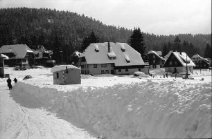 Hinterzarten: Ortsstraße von der Kirche aus; gegen Süden; im Schnee