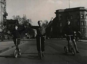 Berliner Jungen rollen freihändig