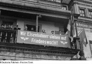 Blick auf den Balkon des Alten Rathauses während der Kundgebung