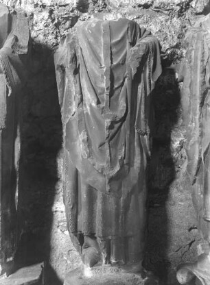 Fragment einer Statue vom Südportal der Pariser Kirche Notre-Dame: Erzbischof