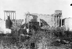 Baalbek: Sonnentempel, im Hintergrund der Bacchus-Tempel