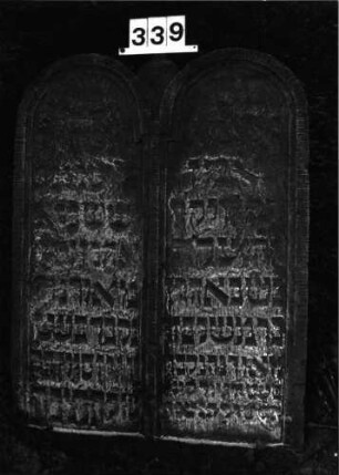 Grabstein 339 (Index: 99898024) Maße HxBxT: 115x82x14 cm Besonderheit: Doppelgrab für Eheleute: Grabstein 339