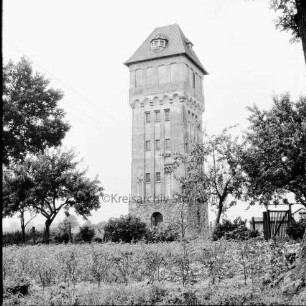 Wulmenau: Wasserturm: rechts Gatter: rechts und links Bäume