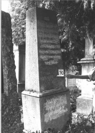 Grabstein 70 (Index: 100114388) Material: Kalkstein Zustand: verwittert Maße HxBxT: 200x64x48 cm Beschreibung: Obelisk, getreppter Sockel: Grabstein 70