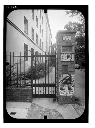 Berlin-Mitte, Hessische Straße 3/4. Humboldt-Universität, Charité (Campus Charité Mitte). Toranlage