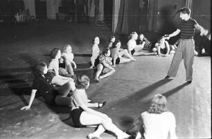 Plaza: Plaza-Girls proben; Beck tanzt; Girls sitzen im Kreis
