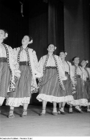 Rumänische Tänzerinnen des Rahmenprogramms zur Leipziger Herbstmesse 1954