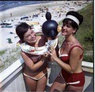 Zwei junge Frauen am Ostsee-Strand