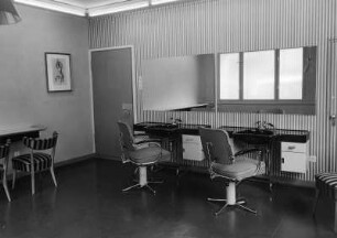 Frisiersalon (wahrscheinlich in München oder in Herzogenaurach)