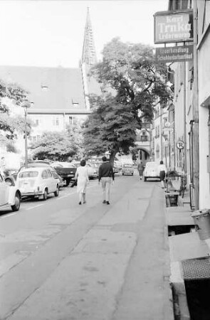 Freiburg: Turmstraße gegen Rathaus mit Münsterturm