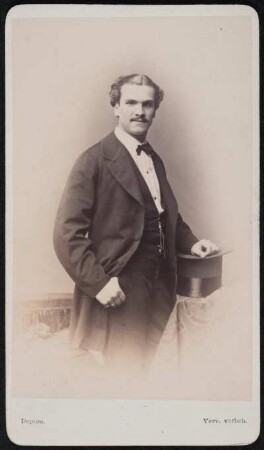 Porträt Josef von Witt (1843-1887; Sänger). Albuminabzug auf Karton (Carte-de-visite mit Atelieraufdruck recto und verso)
