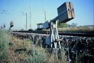 Bahnhof: Reihe Gewichte am Bahndamm