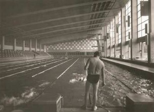 Magdeburg, Virchowstraße 9. Elbe-Schwimmhalle (1959-1962; R. Korn). Blick über Startblöcke zum Schwimmbecken
