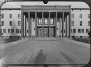 Meißen, Herbert-Böhme-Straße 11. Ingenieurschule "Rudolf Diesel" (Fachhochschule der Sächsischen Verwaltung; 1923), Hauptgebäude. Hauptfront (Teilansicht) mit Eingangsvorbau