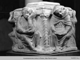Sechseckiger Sockel mit der Darstellung Davids, eines lesenden Mönchs und vier weiteren Figuren