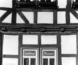 Fachwerkwohnhaus; Alsfeld, Kirchplatz 9