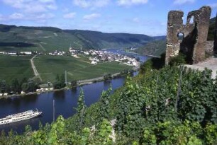 Mosel - Burgruine Beilstein : Landschaft an der Mosel mit Burg Metternich, aufgenommen 2001