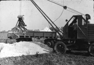 Beladung des Mehrzweckanhänder T 087; LPG Etzin