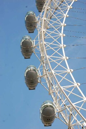London Eye von British Airways ist mit 135 m Höhe das größte Riesenrad der Welt, am Themseufer gegenüber dem Parlament, 32 Gondeln für je 25 Passagiere