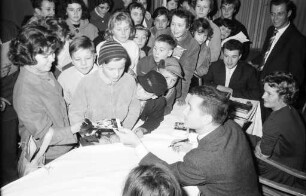 Gastspiel Freddy Quinns in Karlsruhe anläßlich der Premiere seines Films "Freddy unter fremden Sternen".