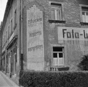 Foto-Humor. Gedoppelte Fassadeninschriften ("Kaffee vergrößern")