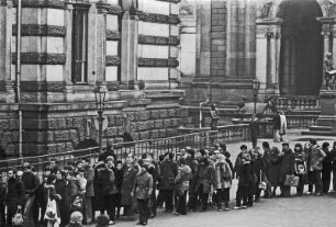 Desden-Altstadt. Warteschlange vor dem Albertinum, am Eingang auf der Brühlschen Terrasse