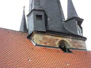 Evangelische Kirche - Kirchturm von Süden-Obergeschoß mit verschieferten Eckerkern Glockengeschoß von neuem Langhaus Jahr 1617 nahezu verdeckt)