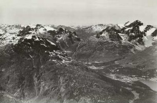 Kanton Graubünden. Oberengadiner Tal. Blick vom Aufstieg zum Piz Languard nach Westen. Im Mittelgrund rechts St. Moritz und der St. Moritzer See, weiter Links St. Moritz-Campfèr und der Campfèrer See