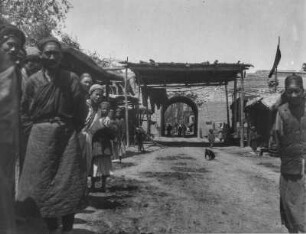 Straßenszene : Straßenszene vor einem Tor, das vermutlich Teil einer Festungsanlage in einer zentralasiatischen Stadt im Tian Shan Hochgebirge ist