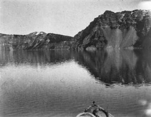Crater Lake mit Dutton Cliff und Mount Scott : Blick vom Wasser des Crater Lake auf das Dutton Cliff mit dem Mount Scott im Hintergrund