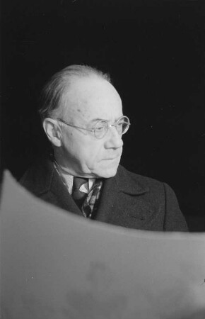 Porträtaufnahmen des Dirigenten Heinz Tietjen, von 1948-1954 Intendant der Deutschen Oper Berlin : aufgenommen anlässlich der Uraufführung der beiden szenischen Balladen "Die Füße im Feuer" und "Das Fingerhütchen" von Heinrich Sutermeister an der Deutschen Oper Berlin