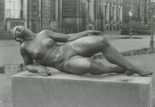 Liegende, Brunnenfigur
