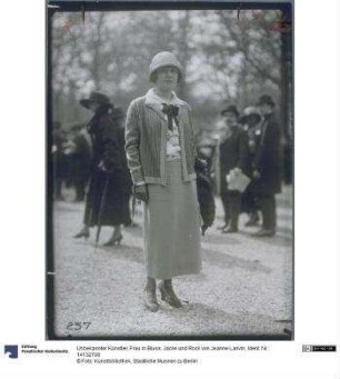 Frau in Bluse, Jacke und Rock von Jeanne Lanvin