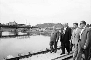 Breisach: Bundesverkehrsminister Seebohm besichtigt Kulturwehr Breisach