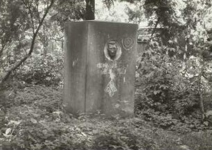 Gedenkstein für den Heimatdichter Erich Langer : Gedenkstein für den Heimatdichter Erich Langer. Sandstein. 1932. Dresden-Leutewitz, Ockerwitzer Straße