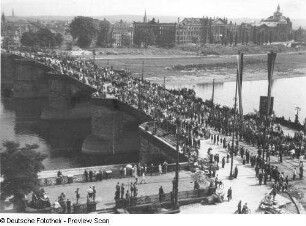 Dresden. Georgij-Dimitroff-Brücke (ehem. Augustusbrücke; Wiederaufbau 1948-1949; 1907-1910; W. Kreis, H. Klette). Einweihung der wiederaufgebauten Brücke