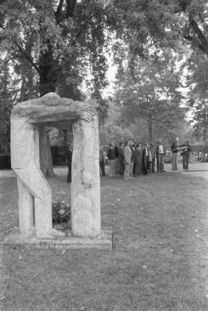Kranzniederlegung am Ehrenmal für die Euthanasieopfer auf dem Karlsruher Hauptfriedhof
