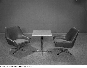 Drehsessel (Modell 114/2) : Zwei Drehsessel (1979; VEB Sitzmöbel Oelsa) und ein Clubtisch