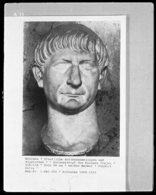 Kolossalkopf des Kaisers Trajan