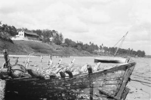 Bucht von Tanga : Wrack eines Bootes in einer Bucht vor Tanga.