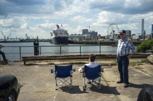 Blick vom Baakenhöft auf Elbe, Hafencity, Elbphilharmonie und das Kreuzfahrtschiff Queen Mary 2. Hamburg, 06.2014