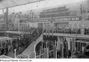 Innenansicht einer Messehalle mit einem Treppenaufgang zur Ausstellungsfläche der Volksrepublik China
