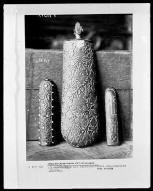 Drei Büchsen mit Blumenmotiven