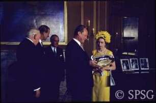 Berlin, Schloss Charlottenburg, Staatsbesuch von Queen Elizabeth II. von England, Willy Brandt übergibt der Königin ein Geschenk, mit Ludwig Erhard und Prince Philip.