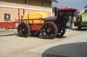 Fotografie: Traktor, Traktorkonzept, Transportgerät, Trägerfahrzeug, Feldspritze selbstfahrend