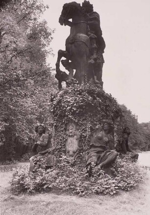 Erlangen, Reiterstatue : Erlangen. Reiterstatue des Großen Kurfürsten (Sandstein, 1703) im Schlosspark