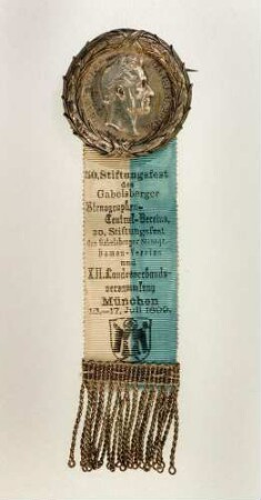 Jubiläumsabzeichen Stenographen-Zentralverein Gabelsberger München zum 50. Stiftungsfest und Gabelsberger-Stenographen-Damen-Verein München zum 20. Stiftungsfest 1899 an weiß-blauem Schriftband (mit Broschennadel) : Medaillensammlung Stenografische Sammlung. Jubiläumsabzeichen Stenographen-Zentralverein Gabelsberger München zum 50. Stiftungsfest und Gabelsberger-Stenographen-Damen-Verein München zum 20. Stiftungsfest 1899 an weiß-blauem Schriftband (Medaille mit Kopfbildnis Gabelsbergers und Umschrift "Franz Xaver Gabelsberger" im Lorbeerkranz an weiß-blauem Band mit Aufschrift "50. Stiftungsfest des Gabelsberger Stenographen-Central-Vereins, 20. Stiftungsfest des Gabelsberger Stenogr.-Damen-Vereins und XII. Landesverbandsversammlung München 15.-17. Juli 1899" und Stadtwappen von München, mit Broschennadel). Silber, Stoff; Durchmesser (Medaille) 35 mm, Maße (Band) 96 x 25 mm (1899; J. A. Ries). Dresden: SLUB R c 0390