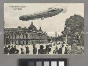 Ein Zeppelin über dem Berliner Zeughaus
